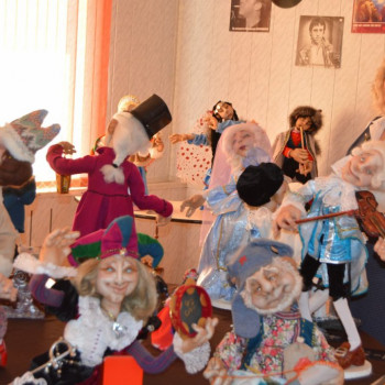 «В Центральной городской библиотеке состоялась выставка удивительной, талантливой художницы Галины Соловьевой “Удивительный мир кукол”.»